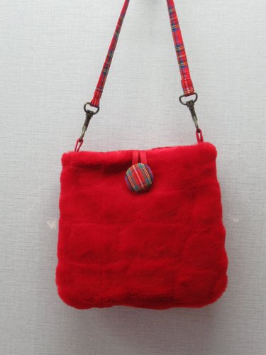 Punainen karvalaukku